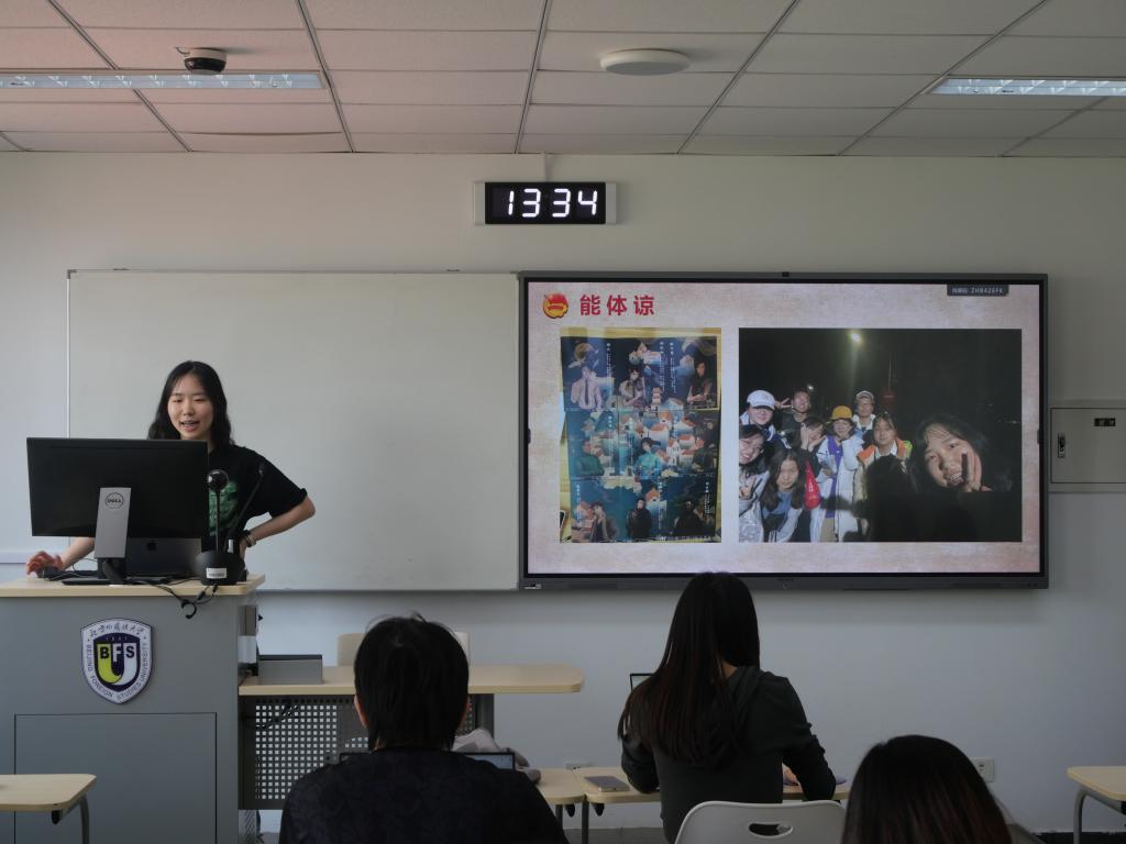 方亭月同学首先就团日活动经验和大家进